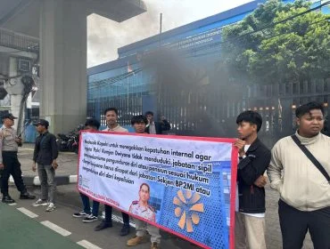 Himpunan Aktivis Milenial Indonesia (HAMI) menggelar aksi demonstrasi di depan kantor Badan Pelindungan Pekerja Migran Indonesia (BP2MI), Jakarta, Kamis (19/11/2025).