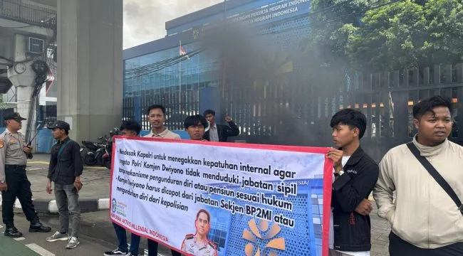 Himpunan Aktivis Milenial Indonesia (HAMI) menggelar aksi demonstrasi di depan kantor Badan Pelindungan Pekerja Migran Indonesia (BP2MI), Jakarta, Kamis (19/11/2025).