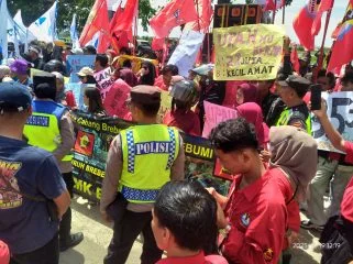 Keterangan foto : Buruh Tuntut kenaikan upah di Brebes, Rabu (19/11/2025)