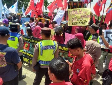 Keterangan foto : Buruh Tuntut kenaikan upah di Brebes, Rabu (19/11/2025)