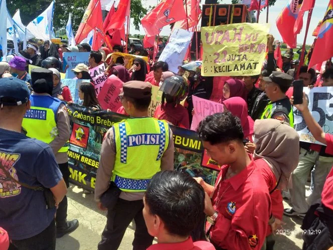 
Keterangan foto : Buruh Tuntut kenaikan upah di Brebes, Rabu (19/11/2025)