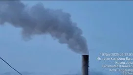 Keterangan foto: Asap hitam tebal keluar dari cerobong PT Panca kraft.