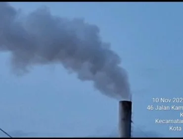 Keterangan foto: Asap hitam tebal keluar dari cerobong PT Panca kraft.
