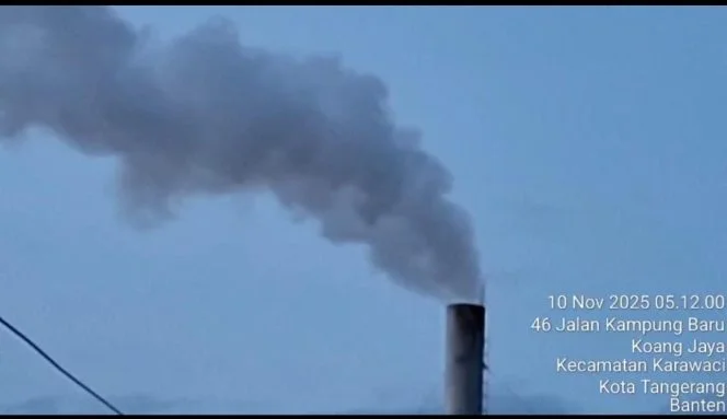 
Keterangan foto: Asap hitam tebal keluar dari cerobong PT Panca kraft.