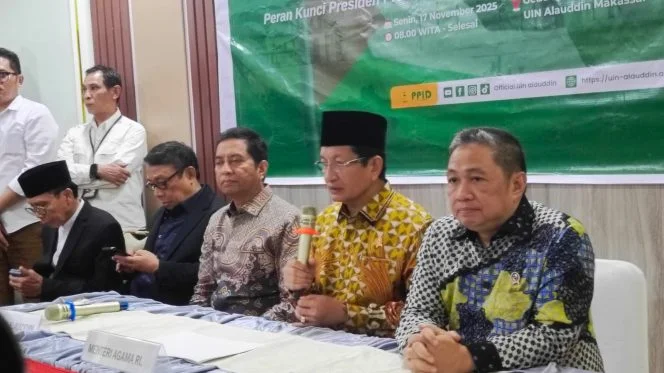 
UIN Alauddin Makassar, Senin (17/11/2025). Forum yang mengangkat tema “Towards a Two-State Solution: Peran Kunci Presiden Prabowo Subianto dalam Mewujudkan Perdamaian di Gaza” dibuka oleh Menteri Agama Nasaruddin Umar, yang juga bertindak sebagai Keynote Speaker pertama.