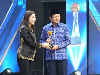 Menteri Agama Nasaruddin Umar. Hadir mendampingi, Staf Khusus Menag bidang Pengambangan SDM dan Media Ismail Cawidu, Staff Khusus Menag bidang Kerukunan dn Layanan Keagamaan, Pengawasan dan Kerjasama Luar Negeri Gugun Gumilar, serta Kepala Biro Humas dan Komunikasi Publik Thobib Al Asyhar.