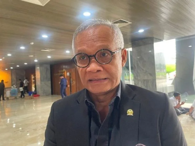 
Teropongistana.com Sukabumi - Wacana penggabungan Kecamatan Sukaraja, Sukalarang, Kebonpedes, dan Cireunghas (Susukecir) ke dalam wilayah Kota Sukabumi masuk babak baru setelah mendapat perhatian langsung dari Komisi II DPR RI.Wakil Ketua Komisi II dari Fraksi PDIP, Aria Bima.