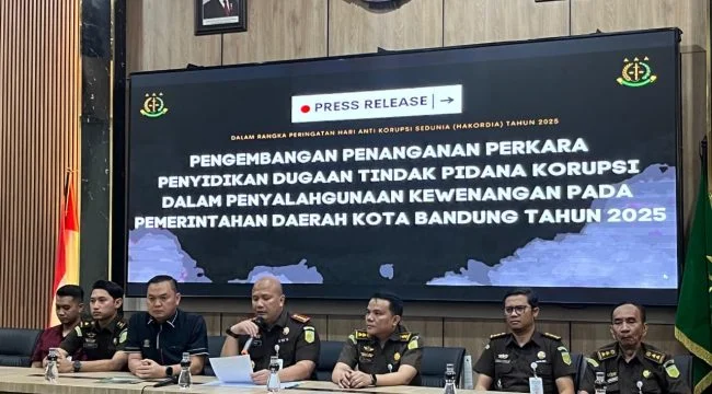 Keterangan foto : Kepala Kejaksaan Negeri (Kajari) Bandung, Irfan Wibowo, dalam jumpa pers di Kota Bandung, Jawa Barat, Rabu (10/12).