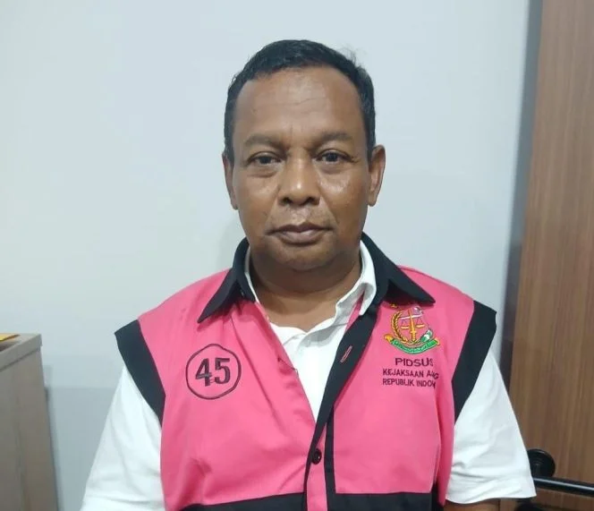 
Keterangan foto : Mantan Kajari Enrekang Padeli, Selasa (22/12/2025)